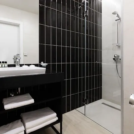 Hvoya & 3* Μπούκοβελ