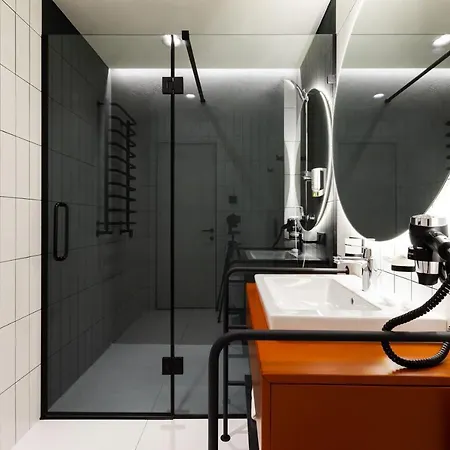 Hvoya & 3* Μπούκοβελ