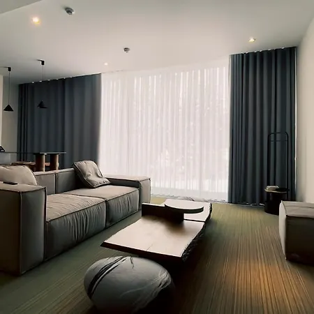 Hvoya & Ξενοδοχείο Μπούκοβελ